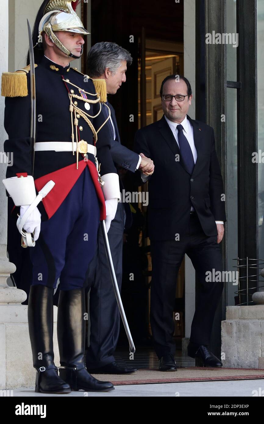 Der französische Präsident Francois Hollande begleitet den Co-CEO und Vorstand der SAP AG, Bill McDermott, nach einer Sitzung am 14. April 2015 im Elysee Palace in Paris. Foto von Stephane Lemouton/ABACAPRESS.COM Stockfoto