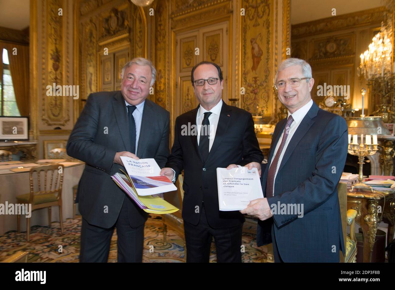 Der französische Senatspräsident Gerard Larcher (L) und der Präsident der Nationalversammlung Claude Bartolone (R) übergeben am 14. April 2015 im Elysee-Palast in Paris, Frankreich, ihre Berichte über "L'Engagement citoyen et l'apparenance reppublicaine" (bürgerliches Engagement und republikanische Zugehörigkeit) an Präsident Francois Hollande. Foto von Pierre Villard/Pool/ABACAPRESS.COM Stockfoto