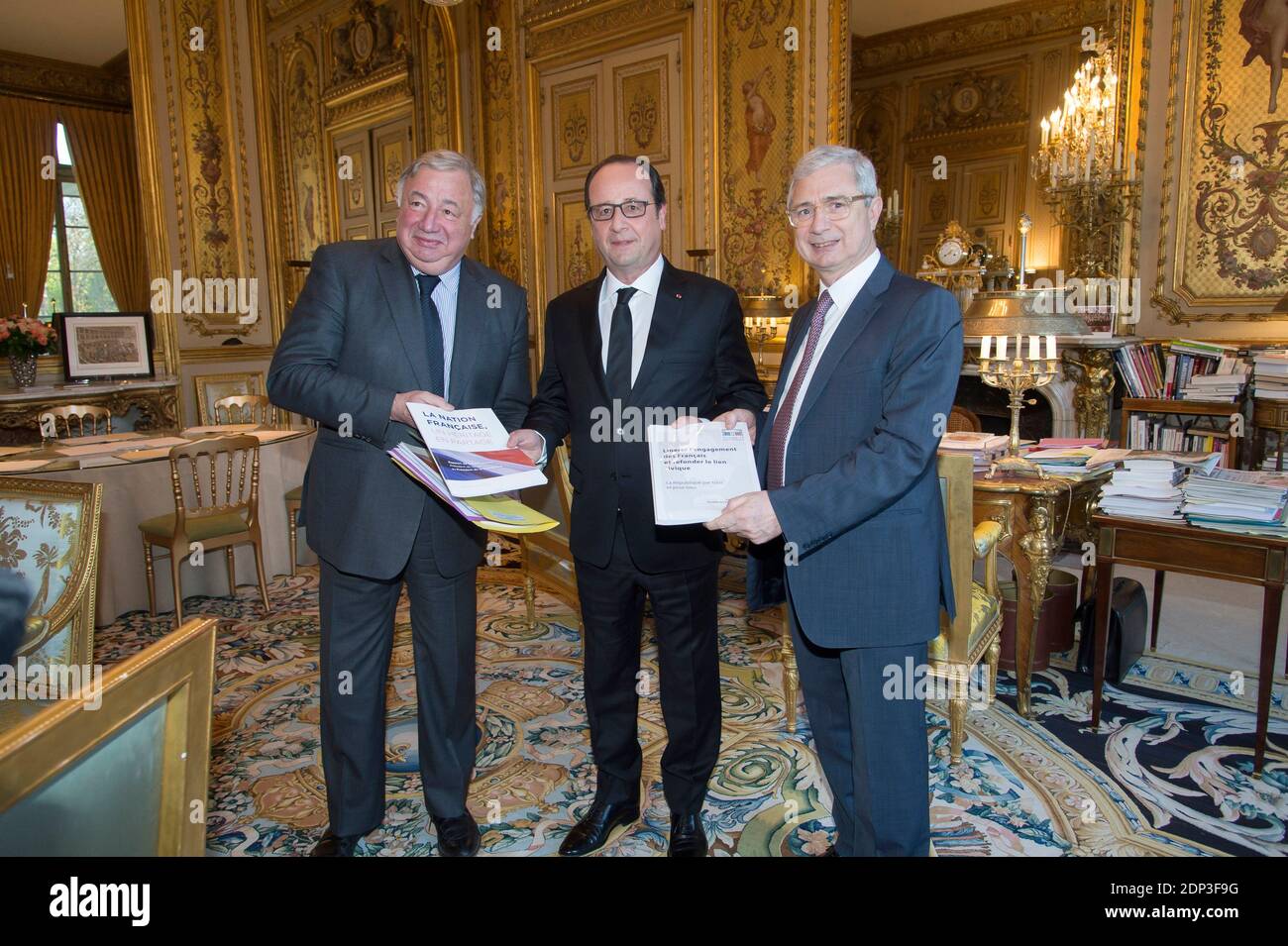 Der französische Senatspräsident Gerard Larcher (L) und der Präsident der Nationalversammlung Claude Bartolone (R) übergeben am 14. April 2015 im Elysee-Palast in Paris, Frankreich, ihre Berichte über "L'Engagement citoyen et l'apparenance reppublicaine" (bürgerliches Engagement und republikanische Zugehörigkeit) an Präsident Francois Hollande. Foto von Pierre Villard/Pool/ABACAPRESS.COM Stockfoto