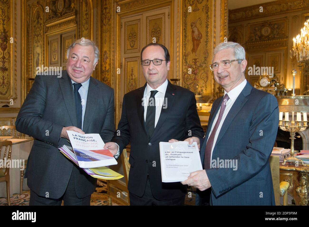 Der französische Senatspräsident Gerard Larcher (L) und der Präsident der Nationalversammlung Claude Bartolone (R) übergeben am 14. April 2015 im Elysee-Palast in Paris, Frankreich, ihre Berichte über "L'Engagement citoyen et l'apparenance reppublicaine" (bürgerliches Engagement und republikanische Zugehörigkeit) an Präsident Francois Hollande. Foto von Pierre Villard/Pool/ABACAPRESS.COM Stockfoto