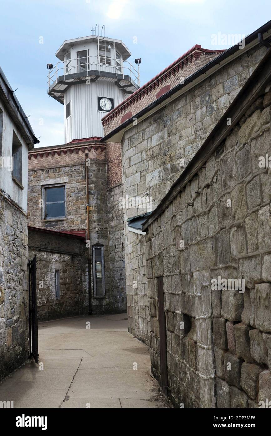 Allgemeine Ansicht des ehemaligen amerikanischen Gefängnisses, Eastern State Penitentiary (ESP), ein US National Historic Landmark, das für die Öffentlichkeit als Museum geöffnet ist, in Philadelphia, PA, USA am 7. April 2015. Das von John Haviland entworfene und am 25. Oktober 1829 eröffnete Eastern State gilt als das erste wahre Zuchthaus der Welt. Das revolutionäre System der Inhaftierung des Eastern State, genannt das "Pennsylvania-System" oder ein separates System, förderte eine separate Inhaftierung (der Aufseher war gesetzlich verpflichtet, jeden Häftling jeden Tag zu besuchen, und die Aufseher wurden beauftragt, jeden Häftling dreimal am Tag zu sehen) Stockfoto