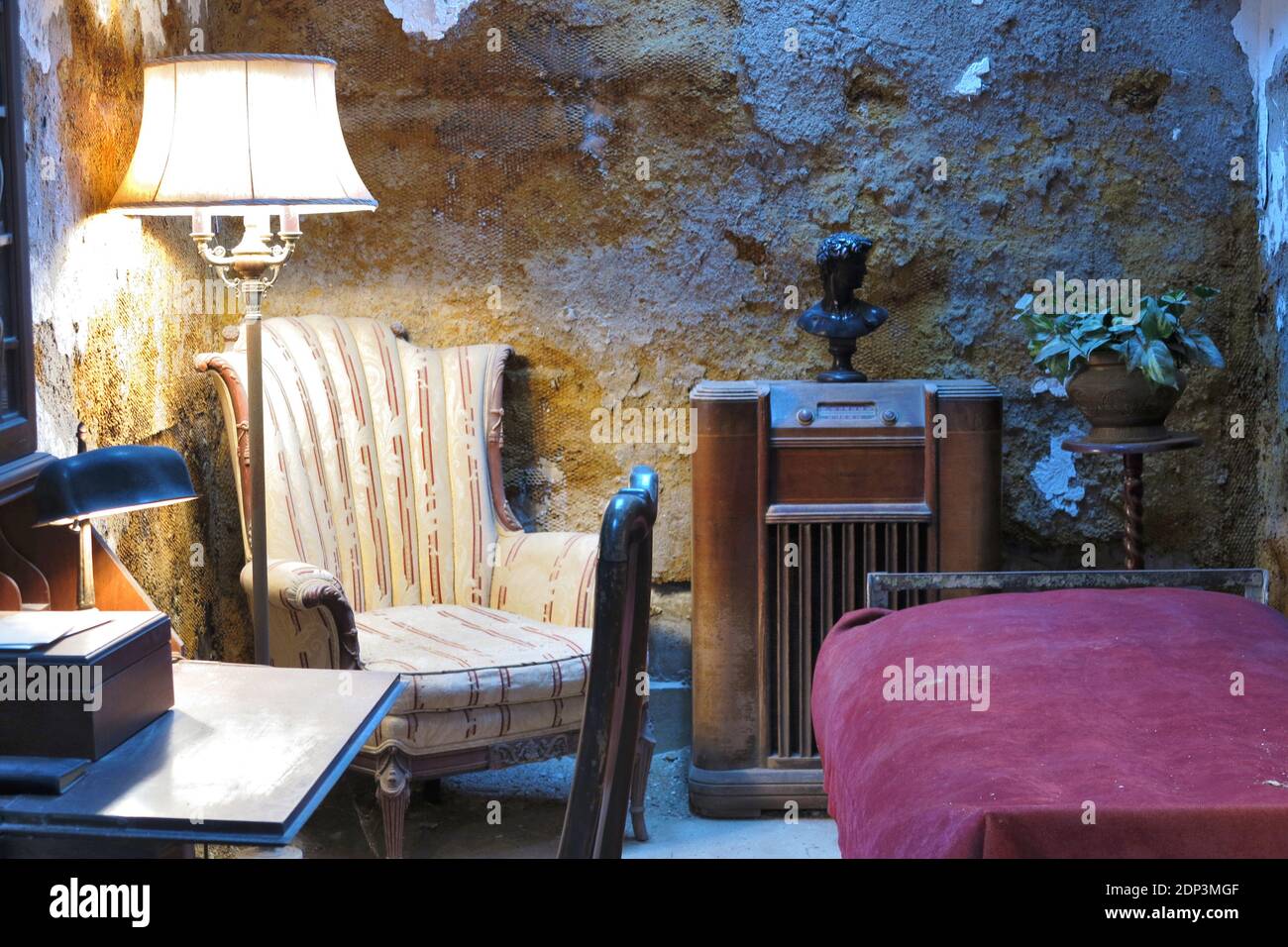 Allgemeine Ansicht des ehemaligen amerikanischen Gefängnisses, Eastern State Penitentiary (ESP), ein US National Historic Landmark, das für die Öffentlichkeit als Museum geöffnet ist, in Philadelphia, PA, USA am 7. April 2015. Das von John Haviland entworfene und am 25. Oktober 1829 eröffnete Eastern State gilt als das erste wahre Zuchthaus der Welt. Das revolutionäre System der Inhaftierung des Eastern State, genannt das "Pennsylvania-System" oder ein separates System, förderte eine separate Inhaftierung (der Aufseher war gesetzlich verpflichtet, jeden Häftling jeden Tag zu besuchen, und die Aufseher wurden beauftragt, jeden Häftling dreimal am Tag zu sehen) Stockfoto