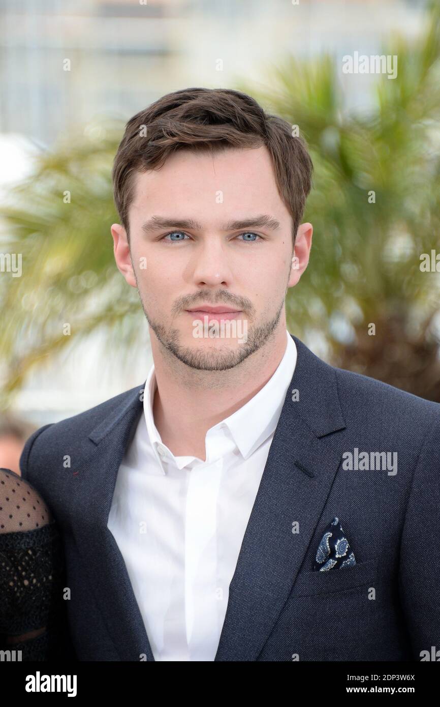 Nicholas Hoult posiert auf der Fotozelle für den Film Mad Max : Fury Road im Rahmen der 68. Filmfestspiele von Cannes am 14. Mai 2015 in Cannes, Frankreich. Foto von Nicolas Briquet/ABACAPRESS.COM Stockfoto