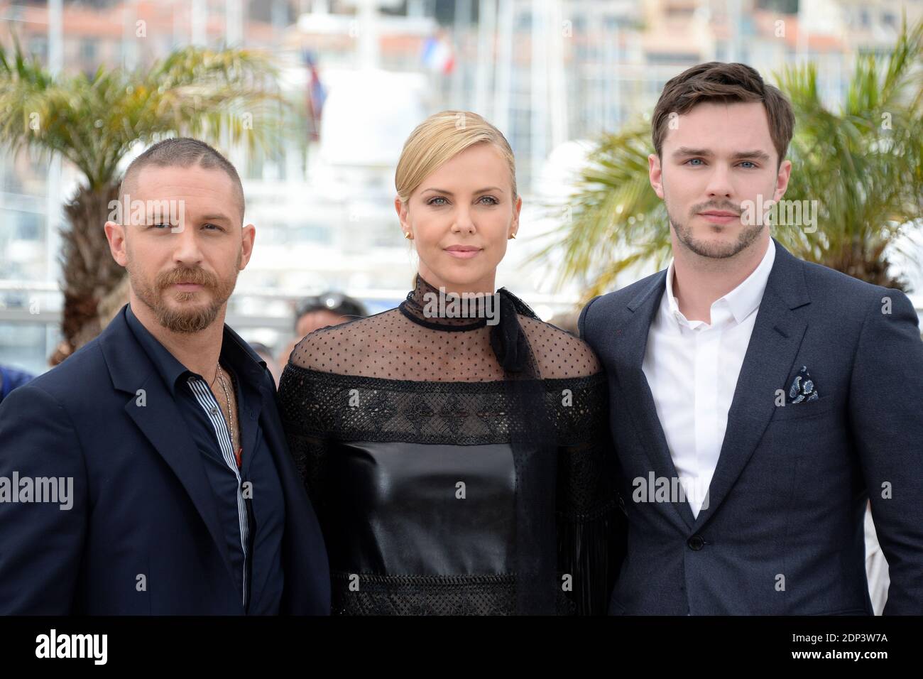 Tom Hardy, Charlize Theron und Nicholas Hoult posieren auf der Fotozelle für den Film Mad Max : Fury Road im Rahmen der 68. Filmfestspiele von Cannes am 14. Mai 2015 in Cannes, Frankreich. Foto von Nicolas Briquet/ABACAPRESS.COM Stockfoto