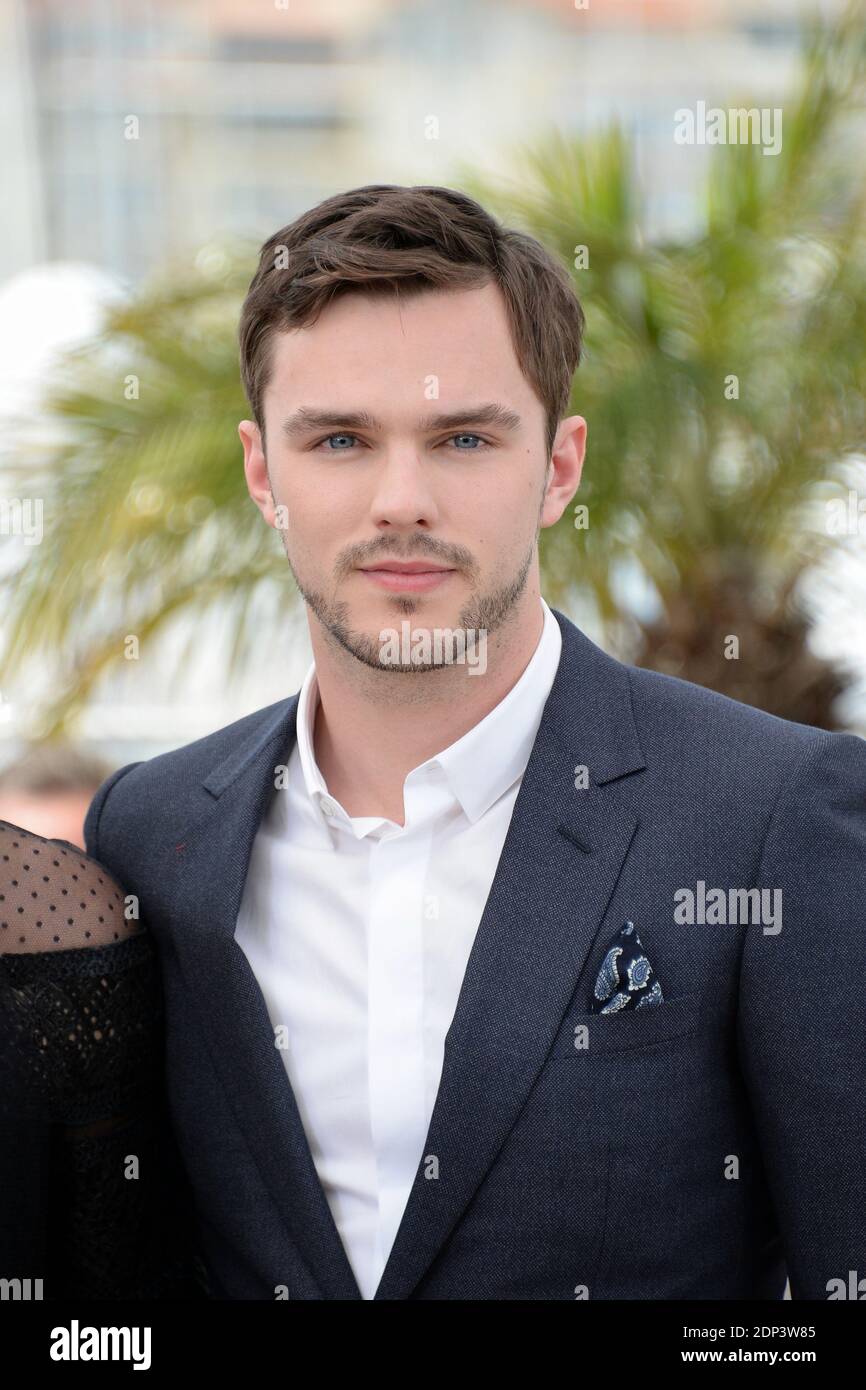 Nicholas Hoult posiert auf der Fotozelle für den Film Mad Max : Fury Road im Rahmen der 68. Filmfestspiele von Cannes am 14. Mai 2015 in Cannes, Frankreich. Foto von Nicolas Briquet/ABACAPRESS.COM Stockfoto