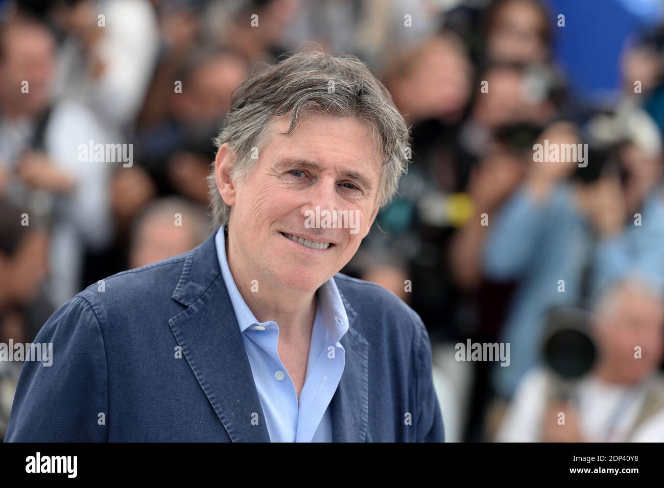 Gabriel Byrne posiert auf der Fotozelle für den Film lauter als Bomben im Rahmen der 68. Filmfestspiele von Cannes am 18. Mai 2015 in Cannes, Frankreich. Foto von Nicolas Briquet/ABACAPRESS.COM Stockfoto