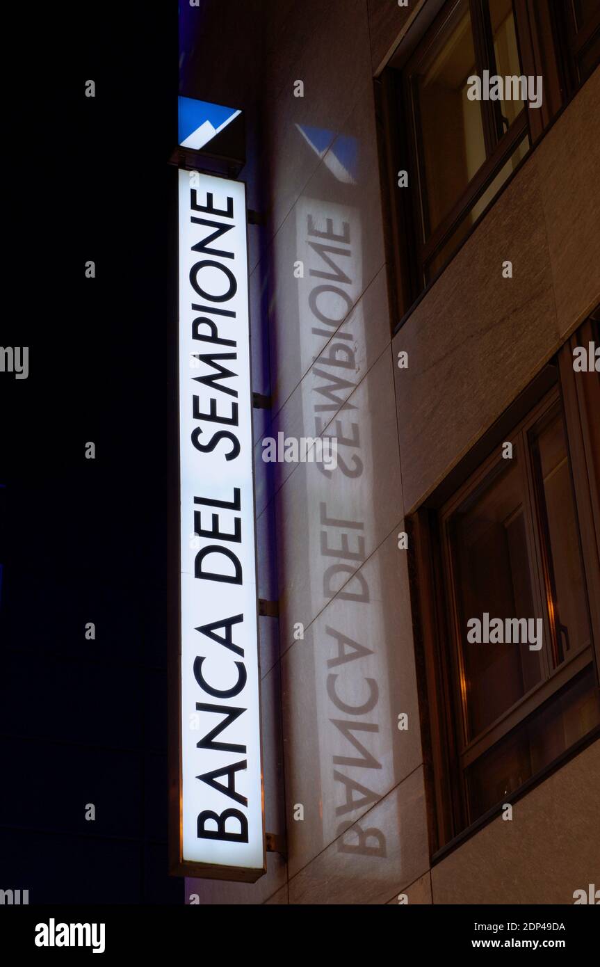 Lugano, Tessin, Schweiz - 26. November 2020 : Leuchtendes Bankschild der Banca del Sempione, das an einem Gebäude in der Stadt Lugano, Schweiz, hängt Stockfoto