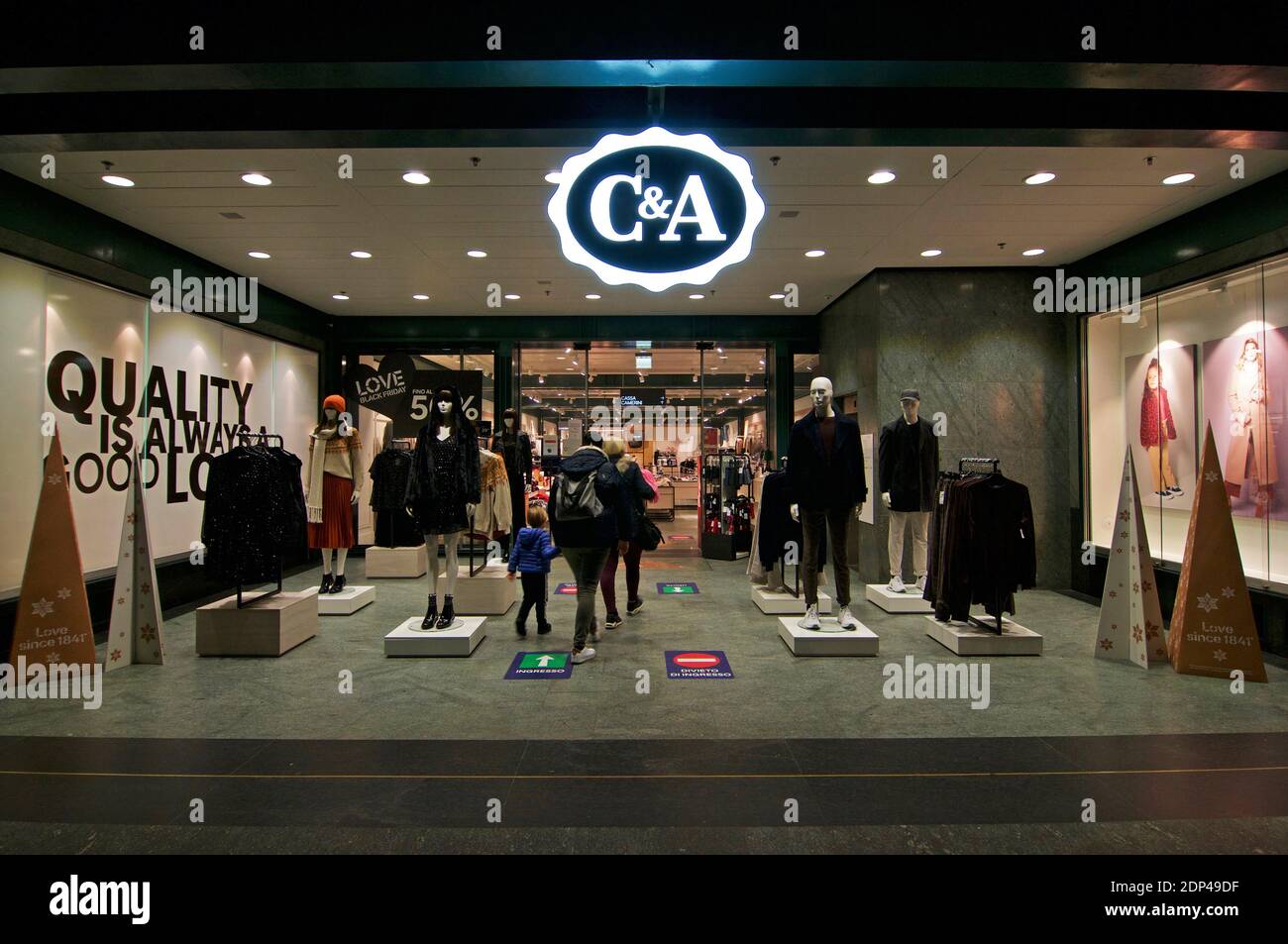 Lugano, Tessin, Schweiz - 25. November 2020 : Blick auf den Eingang eines C&A-Geschäfts in Lugano. C&A ist eine belgisch-deutsch-niederländische Fast-Fashion-Kette Stockfoto