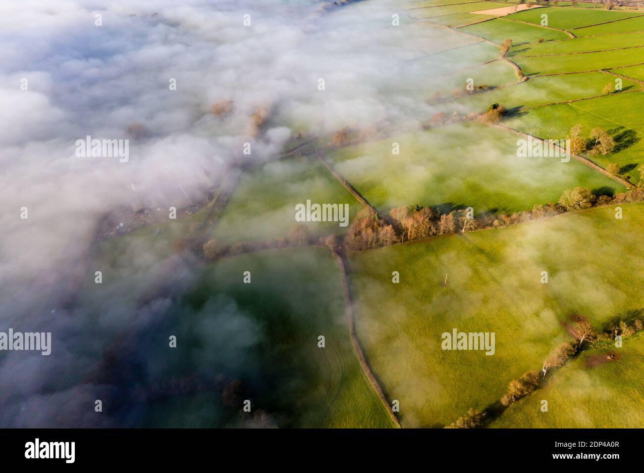 Luftaufnahme mit Blick auf landwirtschaftliches Ackerland und ein Tal Gefüllt mit einer Luftaufnahme mit Blick auf landwirtschaftliches Ackerland und ein Tal Gefüllt mit einer