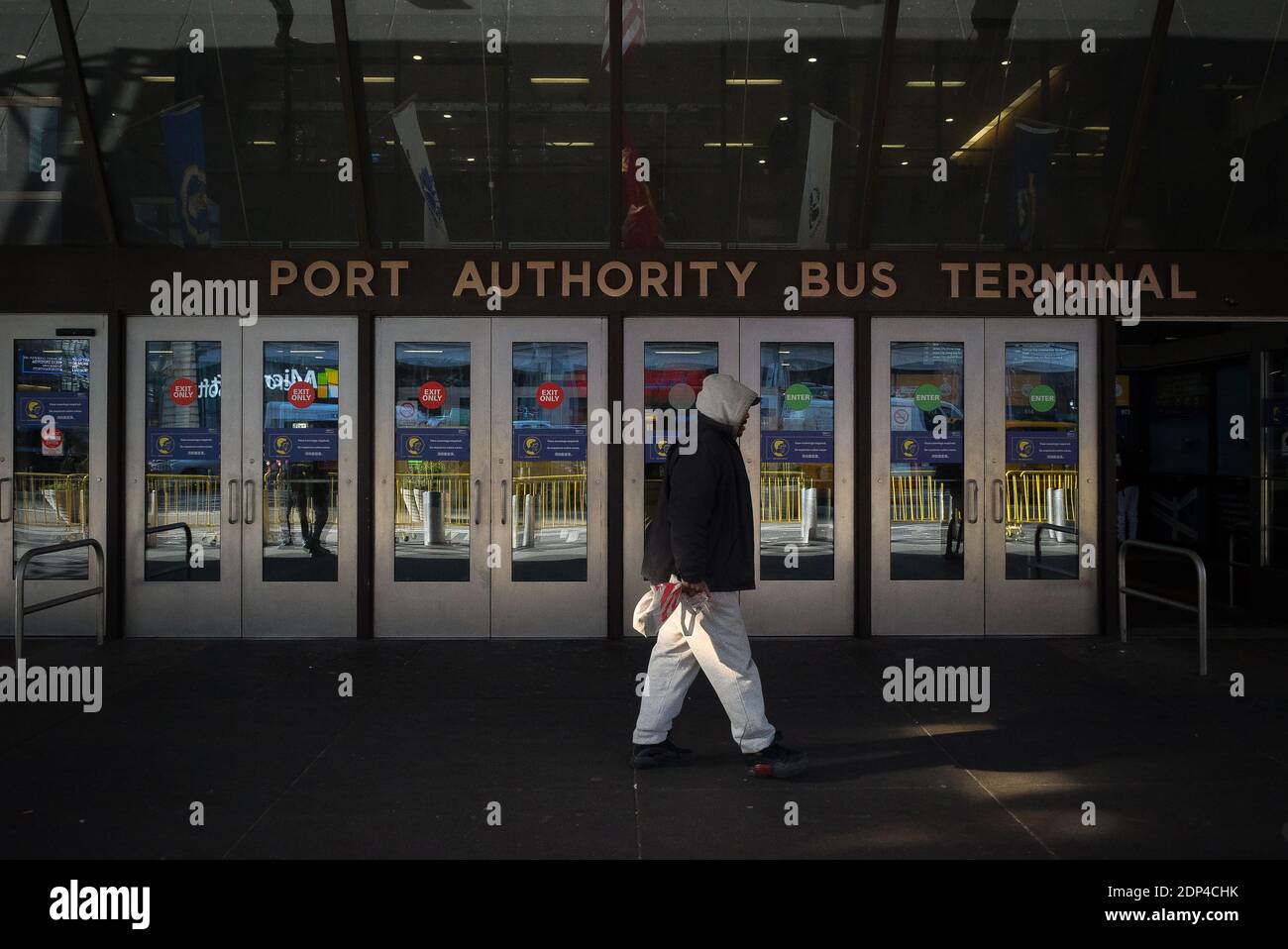 Manhattan, New York. Dezember 15, 2020. Eingang zum Port Authority Bus Terminal auf der 8th Avenue. Stockfoto