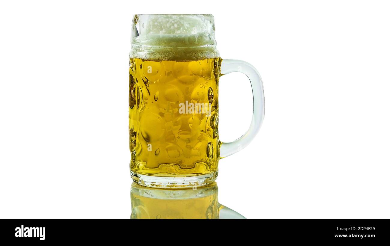 Glas helles Bier auf weißem Hintergrund isoliert, Bier vom Fass aus nächster Nähe, frisches alkoholisches Bier im Glas. Stockfoto