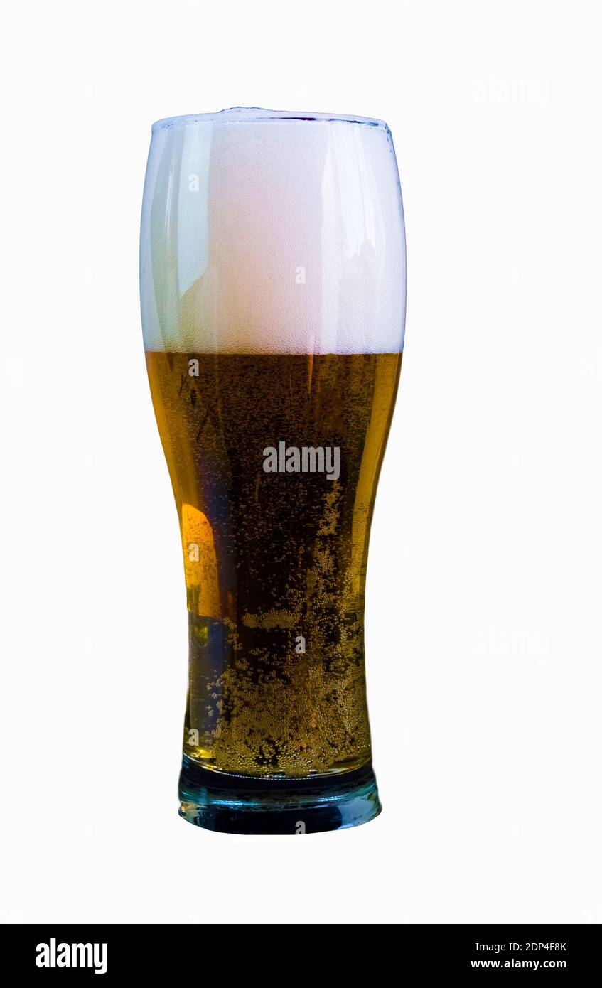 Glas helles Bier auf einem isolierten weißen Hintergrund, frisch gezapftes Bier im Glas. Stockfoto