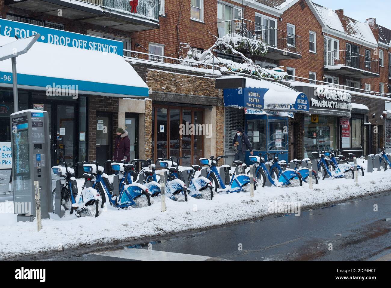 Queens, New York. Dezember 17, 2020. Citi Bike Fahrräder auf der Straße mit Schnee bedeckt geparkt. Stockfoto