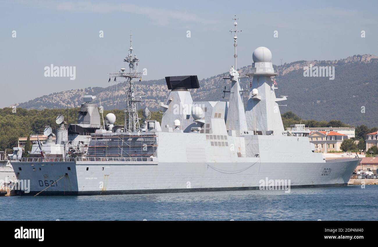 Am 8. Juni 2015 wird im Militärhafen von Toulon, Südfrankreich, eine Tarnfrigate der französischen Marine vertäut. Foto von Franck Bessiere/ABACAPRESS.COM Stockfoto