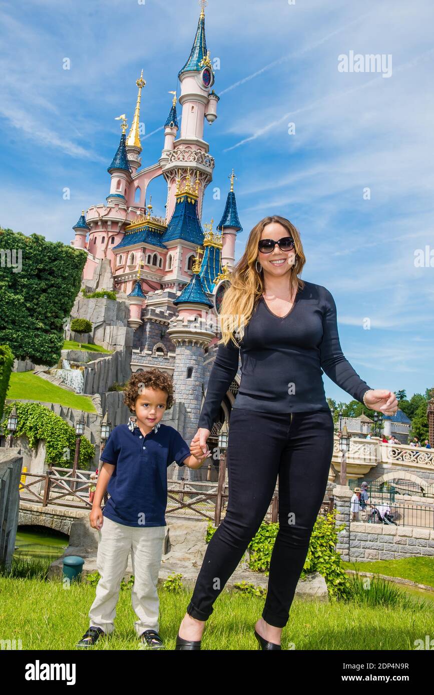 Bitte verstecken Sie die Gesichter der Kinder vor der Veröffentlichung - Mariah Carey besucht Disneyland mit ihren Kindern Monroe und Marokkaner in Paris, Frankreich, am 7. Juni 2015. Foto von ABACAPRESS.COM Stockfoto