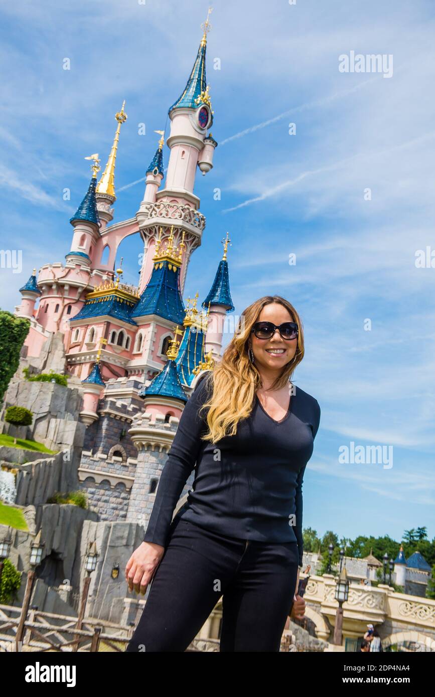 Bitte verstecken Sie die Gesichter der Kinder vor der Veröffentlichung - Mariah Carey besucht Disneyland mit ihren Kindern Monroe und Marokkaner in Paris, Frankreich, am 7. Juni 2015. Foto von ABACAPRESS.COM Stockfoto