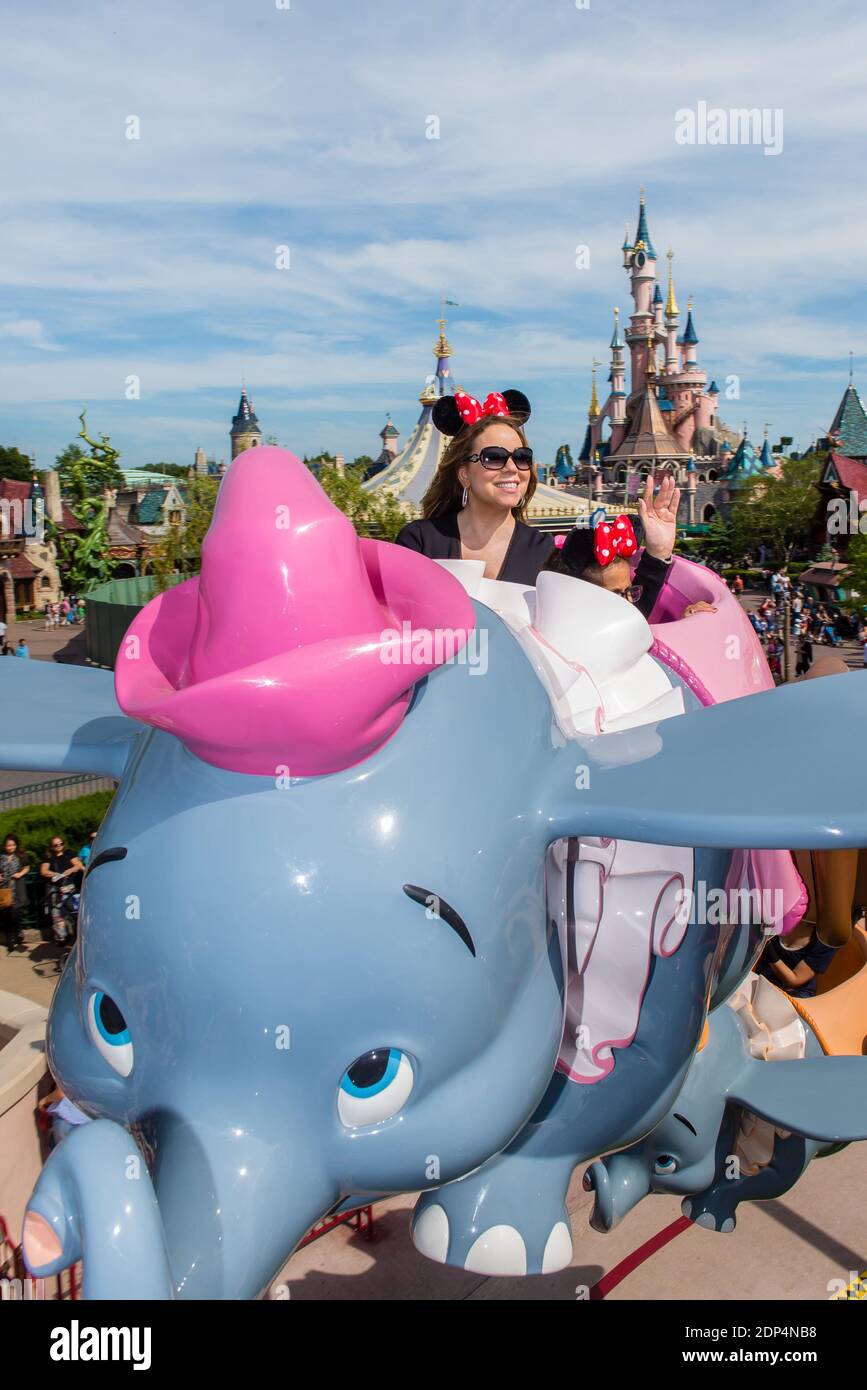Bitte verstecken Sie die Gesichter der Kinder vor der Veröffentlichung - Mariah Carey besucht Disneyland mit ihren Kindern Monroe und Marokkaner in Paris, Frankreich, am 7. Juni 2015. Foto von ABACAPRESS.COM Stockfoto