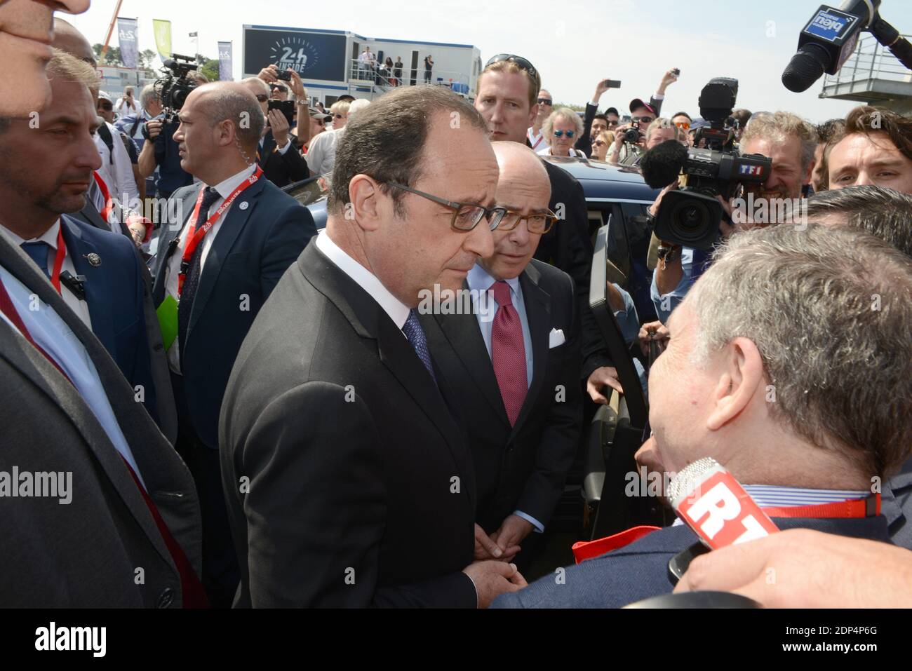 Der französische Präsident Francois Hollande spricht mit Pierre Fillon , Frankreichs Präsident des Automobile Club de l’Ouest (ACO), der für die Organisation des 24-Stunden-Langstreckenrennens von Le Mans zuständig ist, und Frankreichs FIA-Präsident Jean Todt vor dem Start des 83. 24-Stunden-Langstreckenrennens von Le Mans, In Le Mans, Westfrankreich, am 13. Juni 2015. Foto von Guy Durand/ABACAPRESS.COM Stockfoto