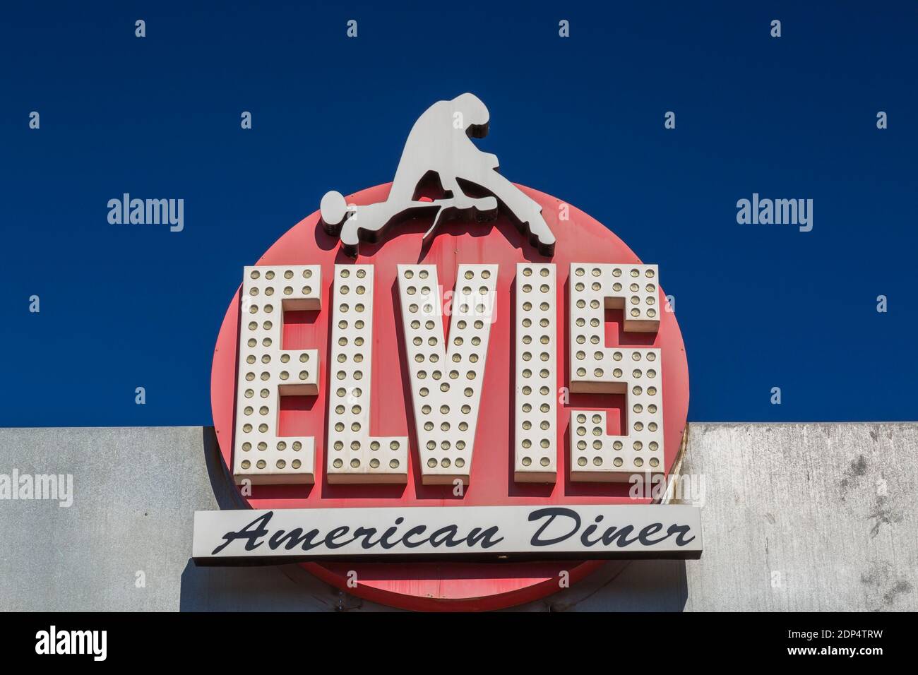 Elvis American Diner Schild an der Fassade, Neve Ilan, Israel Stockfoto