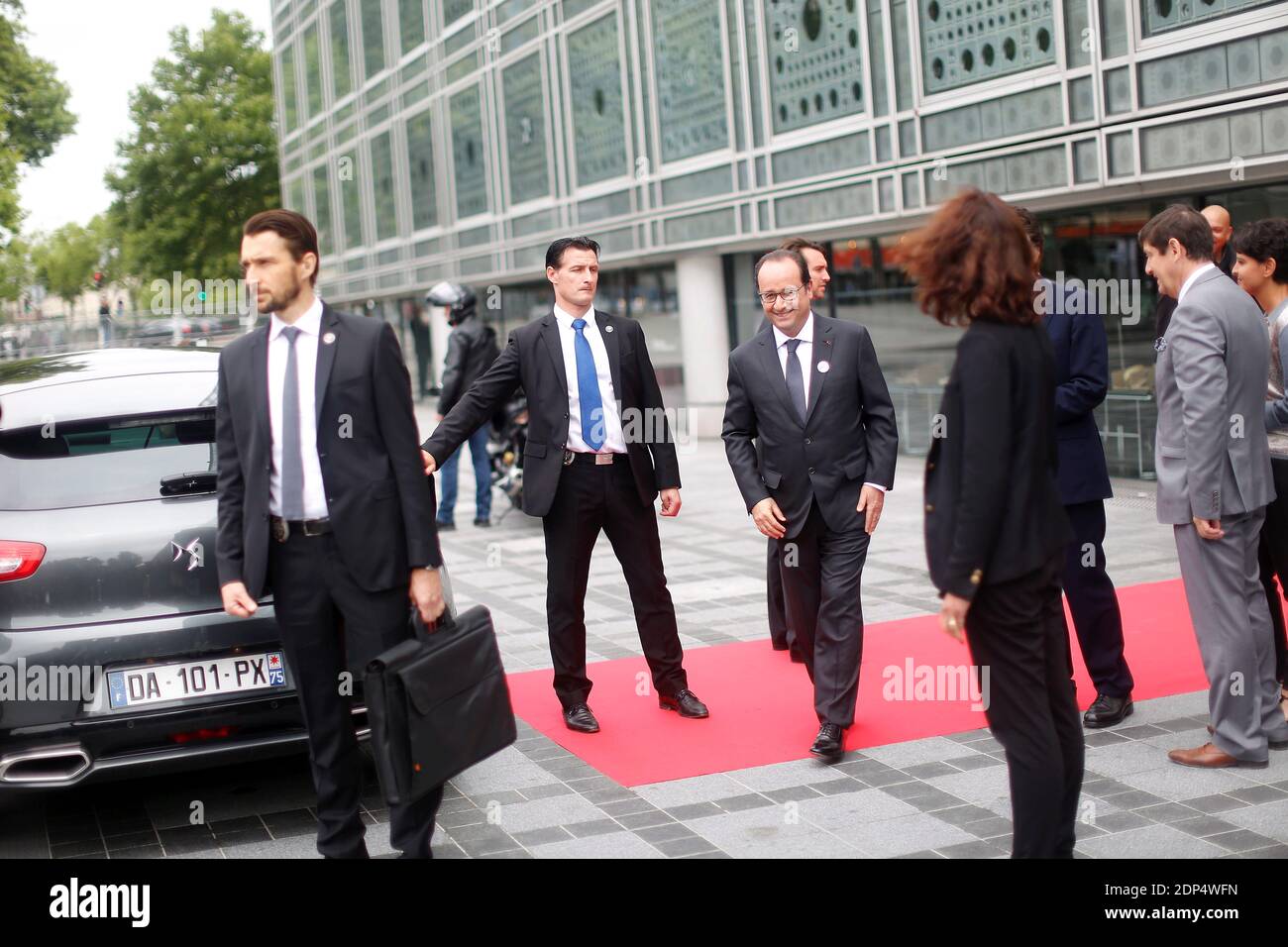 Der französische Präsident Francois Hollande kommt am Institut du Monde Arabe zu einer Zeremonie, bei der die 15 neuen Preisträger des Wettbewerbs "La France s'Engage" (Frankreich beteiligt sich), staatliche Maßnahmen zur Unterstützung von Bürgerrechtsaktionen zur Bewältigung täglicher gesellschaftlicher Probleme, am 22. Juni 2015 in Paris, Frankreich, bekanntgegeben werden. Foto von Denis Allard/Pool/ABACAPRESS.COM Stockfoto