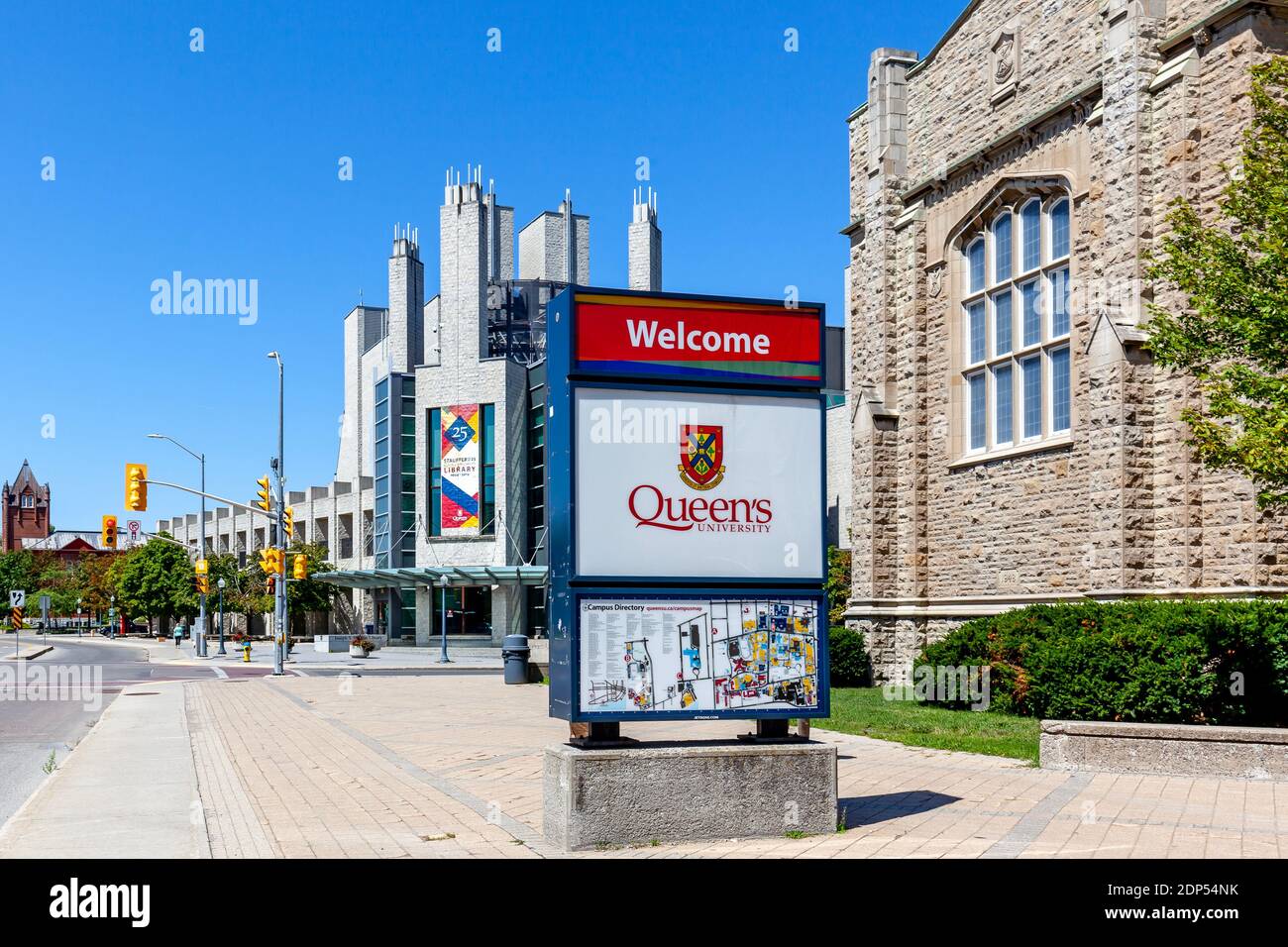Kingston, Ontario, Kanada - 7. August 2020: Queen's University Schild mit Bibliotheksgebäude im Hintergrund auf dem Campus in Kingston, Ontario, Kanada Stockfoto