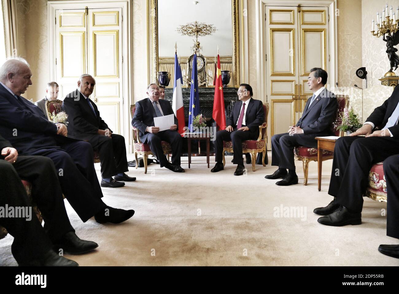 Der französische Senatsvorsitzende Gerard Larcher und die Senatoren Jean-Pierre Raffarin und Jean-Claude Gaudin bei einem Treffen mit dem chinesischen Premierminister Li Keqiang am 30. Juni 2015 im Senat in Paris, Frankreich. Li Keqiang ist auf einem dreitägigen Staatsbesuch in Frankreich. Foto von Denis Allard/Pool/ABACAPRESS.COM Stockfoto