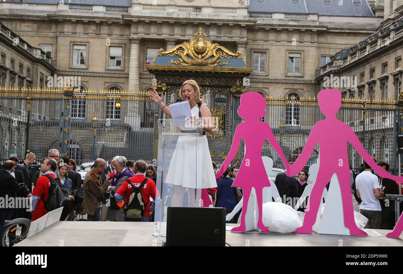 LUDOVINE DE LA ROCHREE PRESIDENTE DE LA 'MANIF POUR TOUS' - RASSEMBLEMENT 'LA MANIF POUR TOUS' CONTRE LA GPA (LA GESTATION POUR AUTRUI) DEVANT LE PALAIS DE JUSTICE DE PARIS. Foto von Nasser Berzane/ABACAPRESS.COM Stockfoto