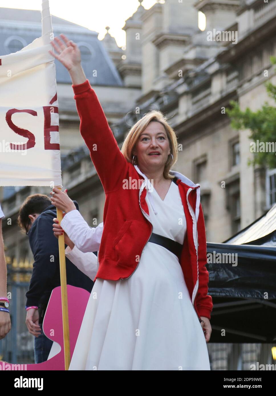 LUDOVINE DE LA ROCHREE PRESIDENTE DE LA 'MANIF POUR TOUS' - RASSEMBLEMENT 'LA MANIF POUR TOUS' CONTRE LA GPA (LA GESTATION POUR AUTRUI) DEVANT LE PALAIS DE JUSTICE DE PARIS. Foto von Nasser Berzane/ABACAPRESS.COM Stockfoto