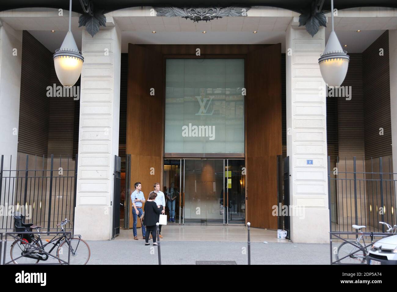 ZAYN MALIK ARRIVE CHEZ LOUIS VUITTON - FASHION WEEK HOMME Photo by Nasser  Berzane/ABACAPRESS.COM Stock Photo - Alamy