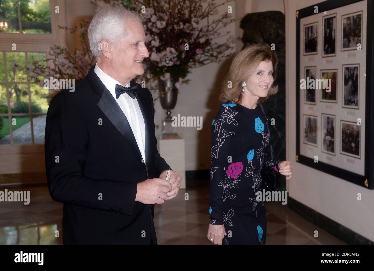 Caroline Kennedy, US-Botschafterin in Japan und Edwin Schlossberg kommen zum Staatsessen zu Ehren des japanischen Premierministers Shinzo Abe und Akie Abe am 28. April 2015 im Buchhändlerbereich des Weißen Hauses in Washington, DC, USA. Foto von Olivier Douliery/ABACAPRESS.COM Stockfoto