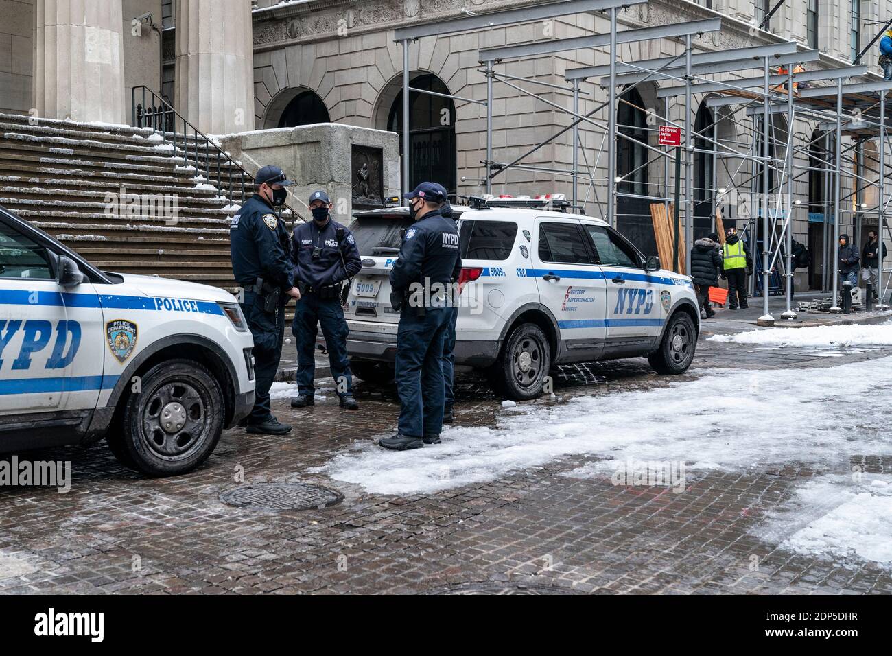 New York, Usa. Dezember 2020. NYPD Polizeibeamte auf Patrouille gesehen an der Wall Street Downtown Manhattan in New York, am 18. Dezember 2020. Schneesturm hinterließ in einigen Teilen von New York bis zu 10 Zoll Schnee. Die Stadt wird immer wieder aufräumen. Eines der am stärksten betroffenen Unternehmen waren Restaurants, die sich aufgrund von Pandemiebeschränkungen nur auf die Mitnahmen und den Außendienst verlassen können. (Foto von Lev Radin/Sipa USA) Quelle: SIPA USA/Alamy Live News Stockfoto