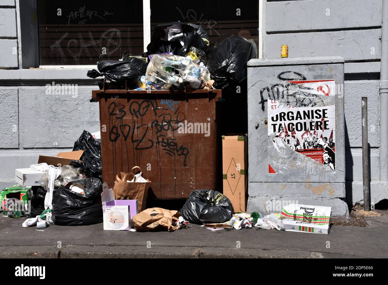 Ein überlaufender Müllcontainer während des Streiks.Müllsammler-Streik, der den Ersatz von Direktor Pascal Chauffour und seinem Stellvertreter, Herrn Mirek, fordert, die in ihren Augen sichtbar "diktatorisch und gleichgültig gegenüber ihrem Unwesen" sind, sowie die Möglichkeit, "unter menschenwürdigen Bedingungen zu arbeiten. Stockfoto