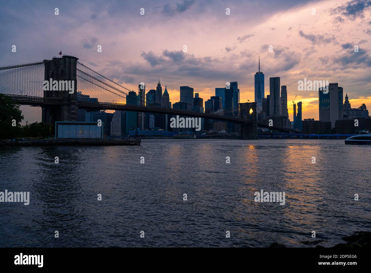 Blick auf Lower Manhattan, Brooklyn Bridge und Manhattan Bridge vom DUMBO Brooklyn, NY Stockfoto