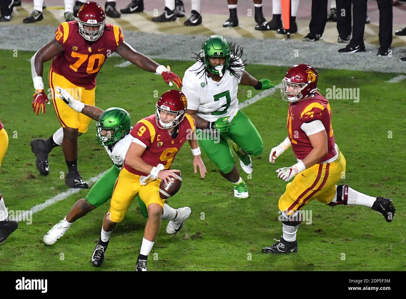 Los Angeles, Kalifornien. Dezember 2020. USC Trojans Quarterback Kedon Slovis #9 läuft unter Druck in Aktion während des ersten Quartals das Pac-12 Championship NCAA Football Spiel zwischen den USC Trojans und den Oregon Ducks im Coliseum in Los Angeles, Kalifornien.Mandatory Photo Credit: Louis Lopez/CSM/Alamy Live News Stockfoto