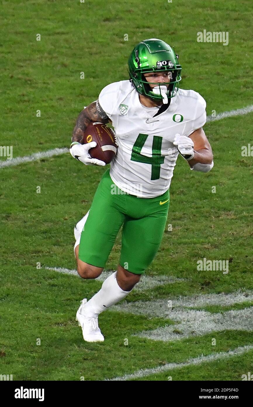 Los Angeles, Kalifornien. Dezember 2020. Oregon Ducks Wide Receiver Mycah Pittman #4 läuft im ersten Quartal in Aktion das Pac-12 Championship NCAA Football Spiel zwischen den USC Trojans und den Oregon Ducks im Coliseum in Los Angeles, Kalifornien.obligatorische Bildquelle: Louis Lopez/CSM/Alamy Live News Stockfoto