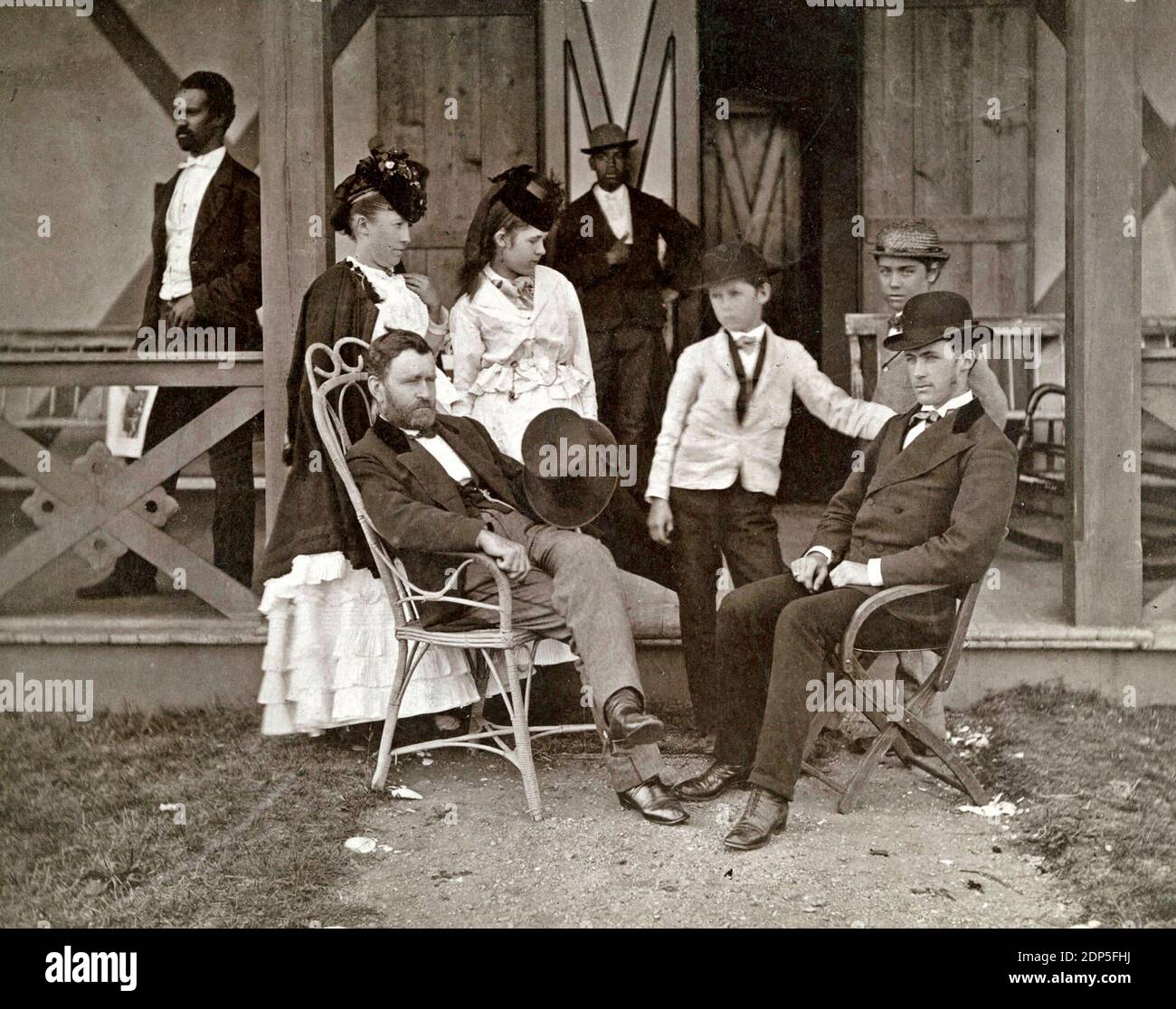 Ulysses Grant and Family in Long Branch, NJ von Pach Brothers, NY, 1870. Grant und Frau, Julia Dent, und ihre vier Kinder; Jesse, Ulysses Jr., Nellie, und Frederick vor ihrer Hütte. Ebenfalls anwesend sind zwei schwarze Männer, deren Identitäten unbekannt sind. 1870 Stockfoto