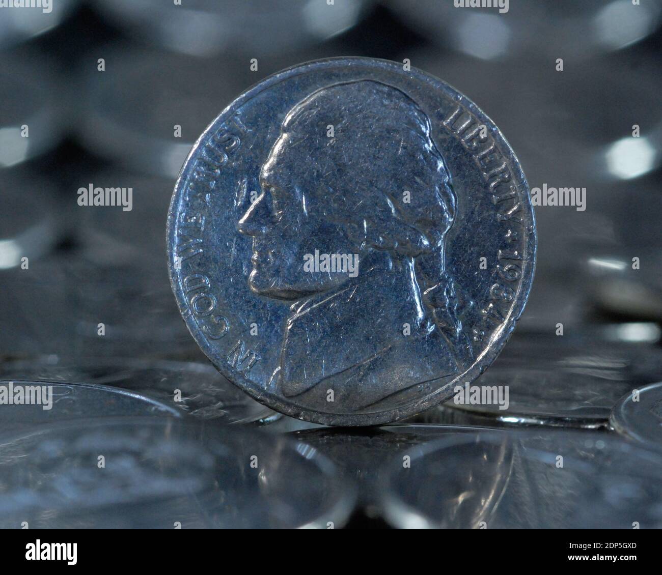 Nahaufnahme von 1984 fünf Cent U.S.A. Münzwährung.Porträt von Thomas Jefferson und Worte IN GOTT VERTRAUEN WIR auf der linken Seite, FREIHEIT und Datum auf der rechten Seite. Stockfoto