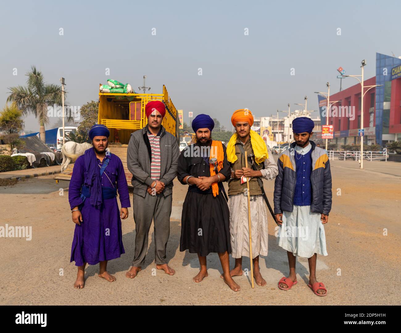 Eine Gruppe von nihang sikh am Portrait-Standort protestiert gegen neue faram-Gesetze in indien. Stockfoto