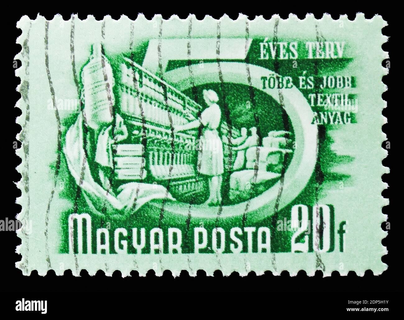 MOSKAU, RUSSLAND - 15. SEPTEMBER 2018: Eine in Ungarn gedruckte Briefmarke zeigt Textilindustrie, Fünfjahresplan Serie, um 1950 Stockfoto