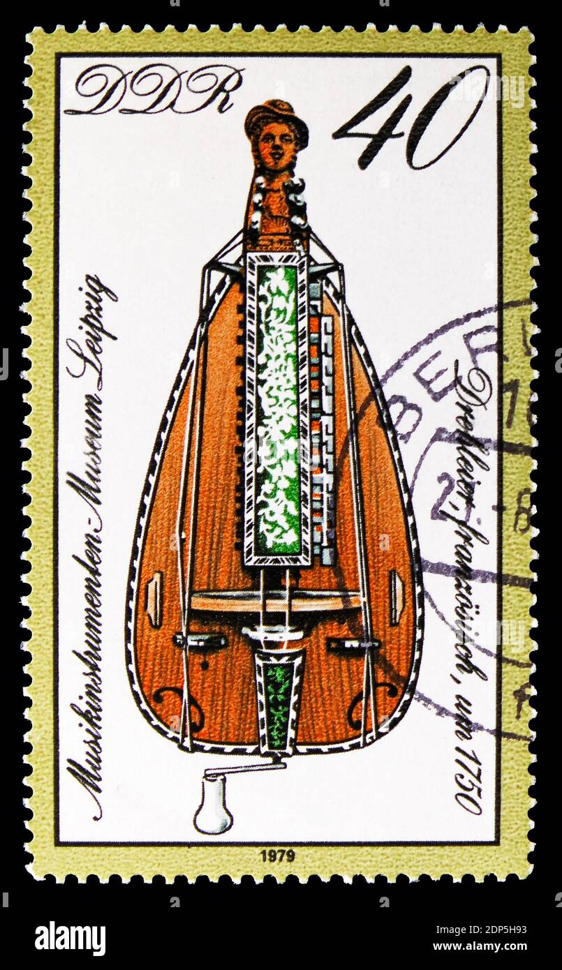 MOSKAU, RUSSLAND - 15. SEPTEMBER 2018: Eine in der DDR gedruckte Briefmarke zeigt Hurdy Gurdy (1750), 50 Jahre Musikinstrumentenmuseum, Leipzig Serie, CI Stockfoto