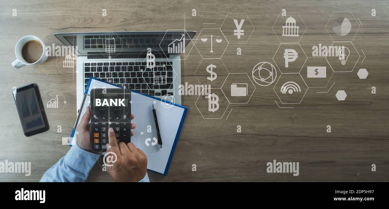 Geschäftsmann Online-Banking und Zahlung Netzwerk Anschluss Telefon Finanzen und Banking Anwendung Online-Zahlung. Stockfoto