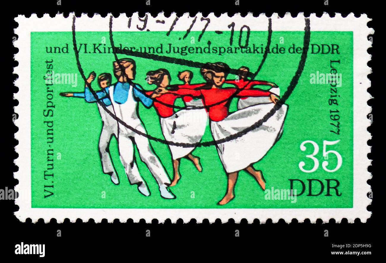 MOSKAU, RUSSLAND - 15. SEPTEMBER 2018: Eine in der DDR gedruckte Briefmarke zeigt Tanz, 6. Gymnastik & Sportfest, Leipzig Serie, um 1977 Stockfoto