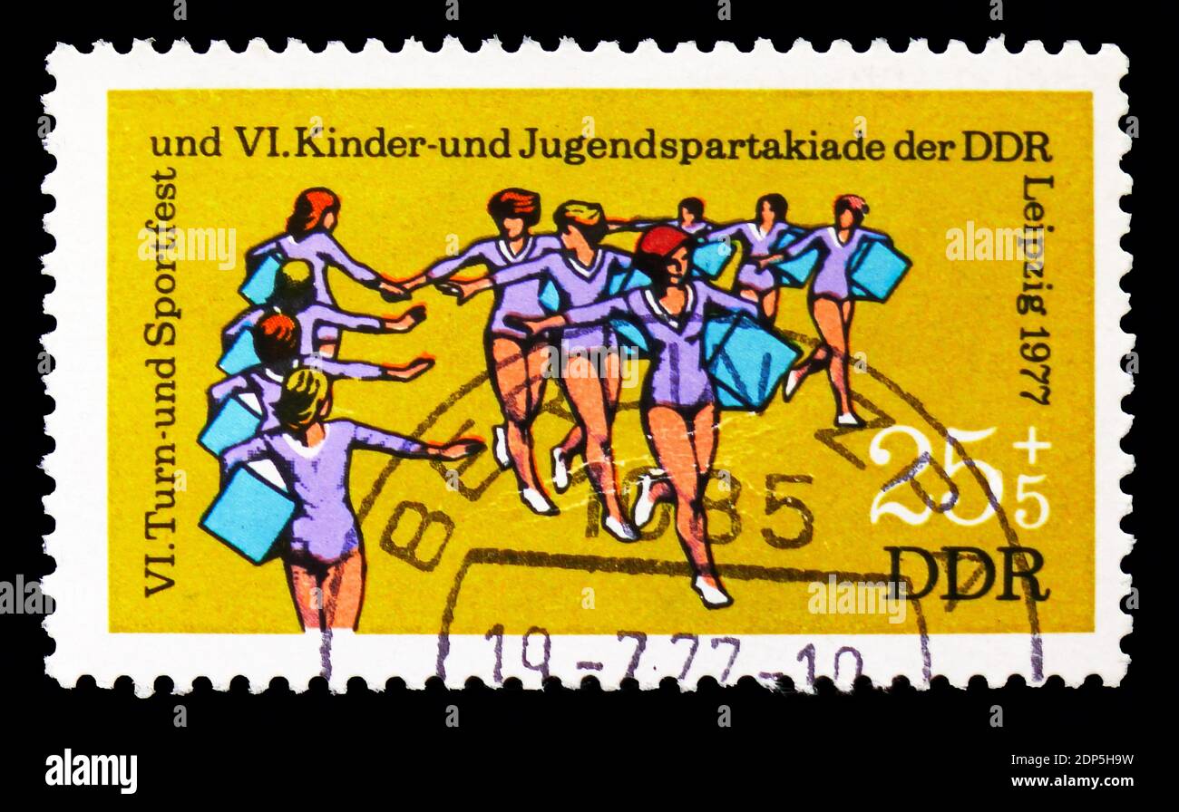 MOSKAU, RUSSLAND - 15. SEPTEMBER 2018: Eine in der DDR gedruckte Briefmarke zeigt Gymnastik, 6. Gymnastik & Sportfest, Leipzig Serie, um 1977 Stockfoto