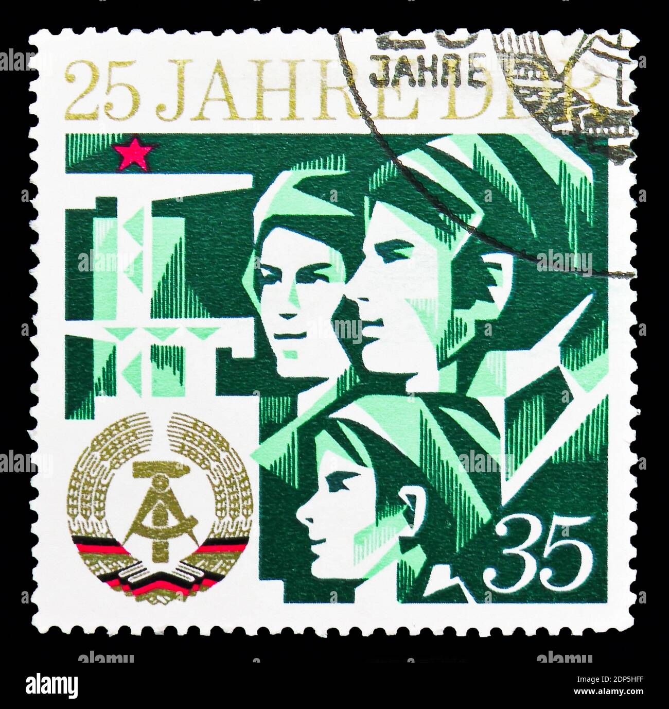 MOSKAU, RUSSLAND - 15. SEPTEMBER 2018: Eine in der DDR gedruckte Briefmarke zeigt Familie, 25 Jahre DDR-Serie, um 1974 Stockfoto