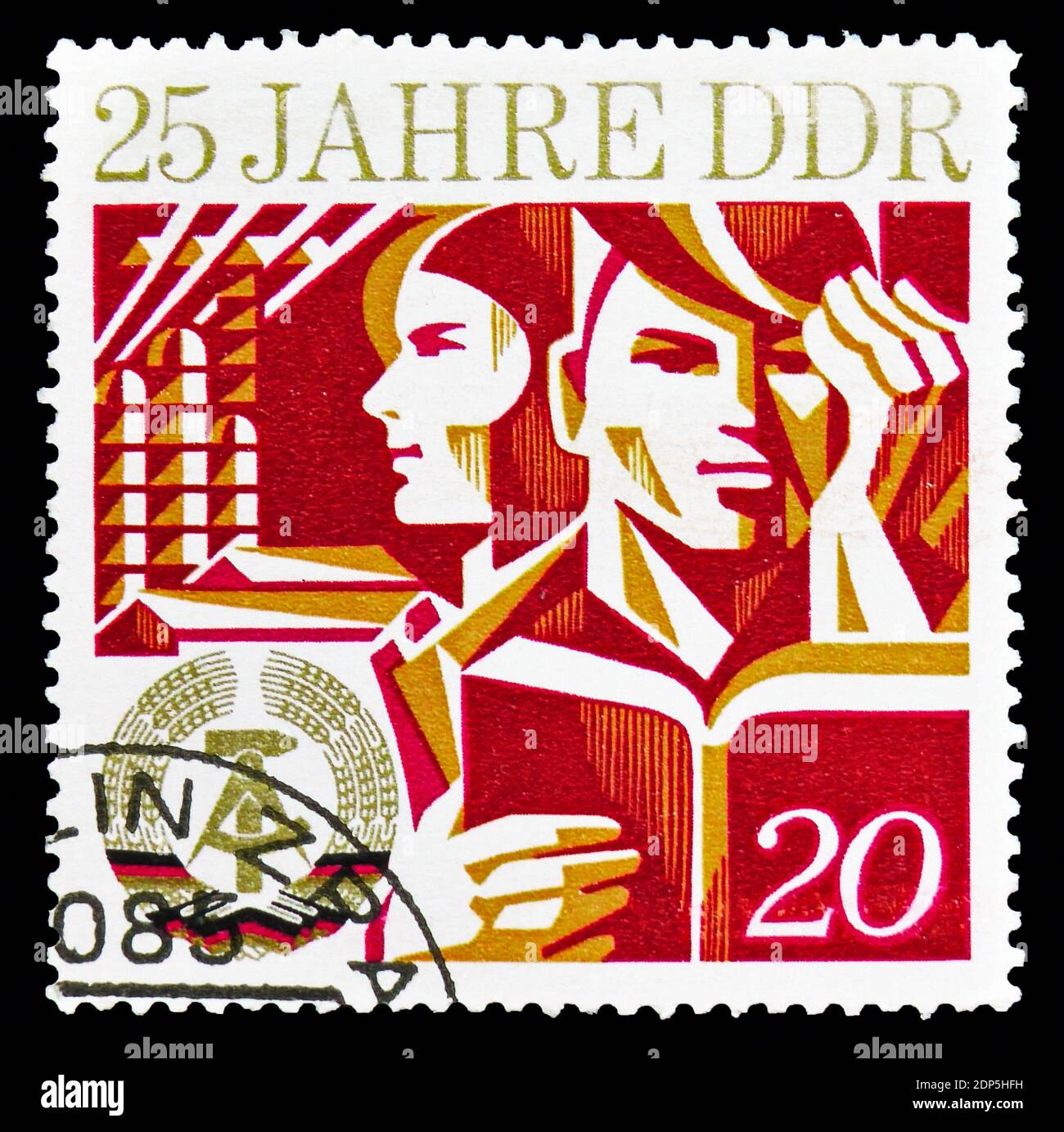 MOSKAU, RUSSLAND - 15. SEPTEMBER 2018: Eine in der DDR gedruckte Briefmarke zeigt Youngster, 25 Jahre DDR-Serie, um 1974 Stockfoto