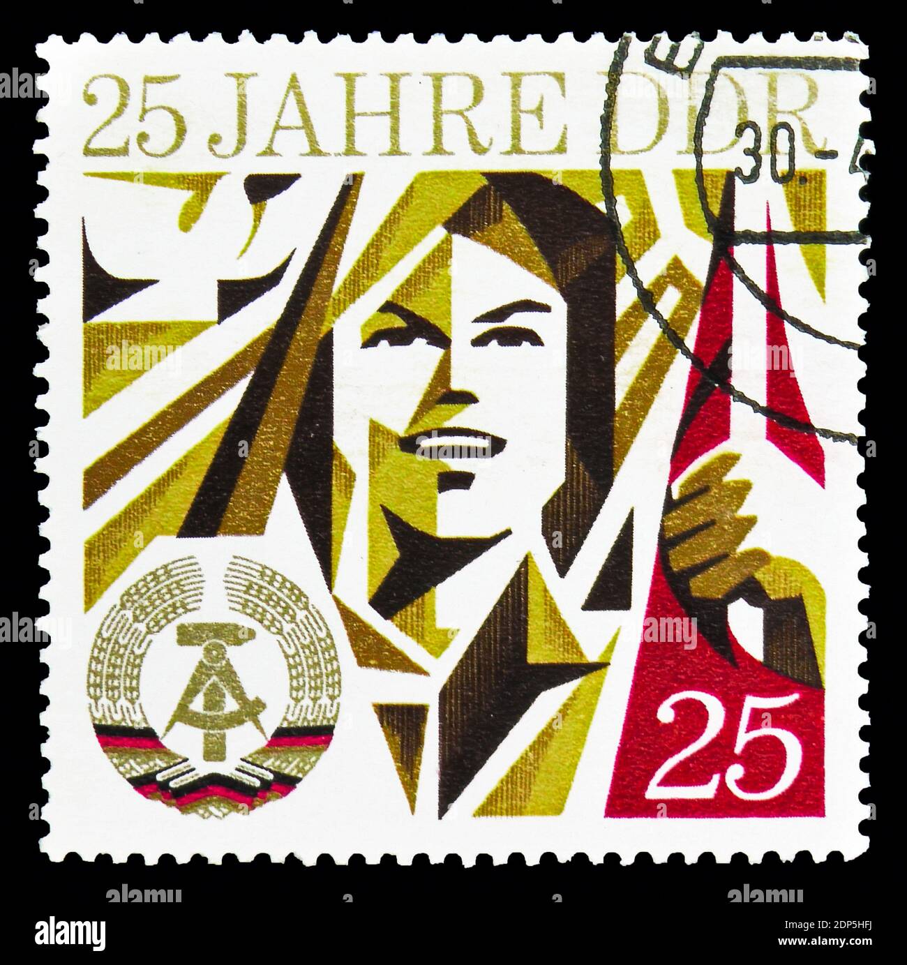MOSKAU, RUSSLAND - 15. SEPTEMBER 2018: Eine in der DDR gedruckte Briefmarke zeigt Frau, 25 Jahre DDR-Serie, um 1974 Stockfoto
