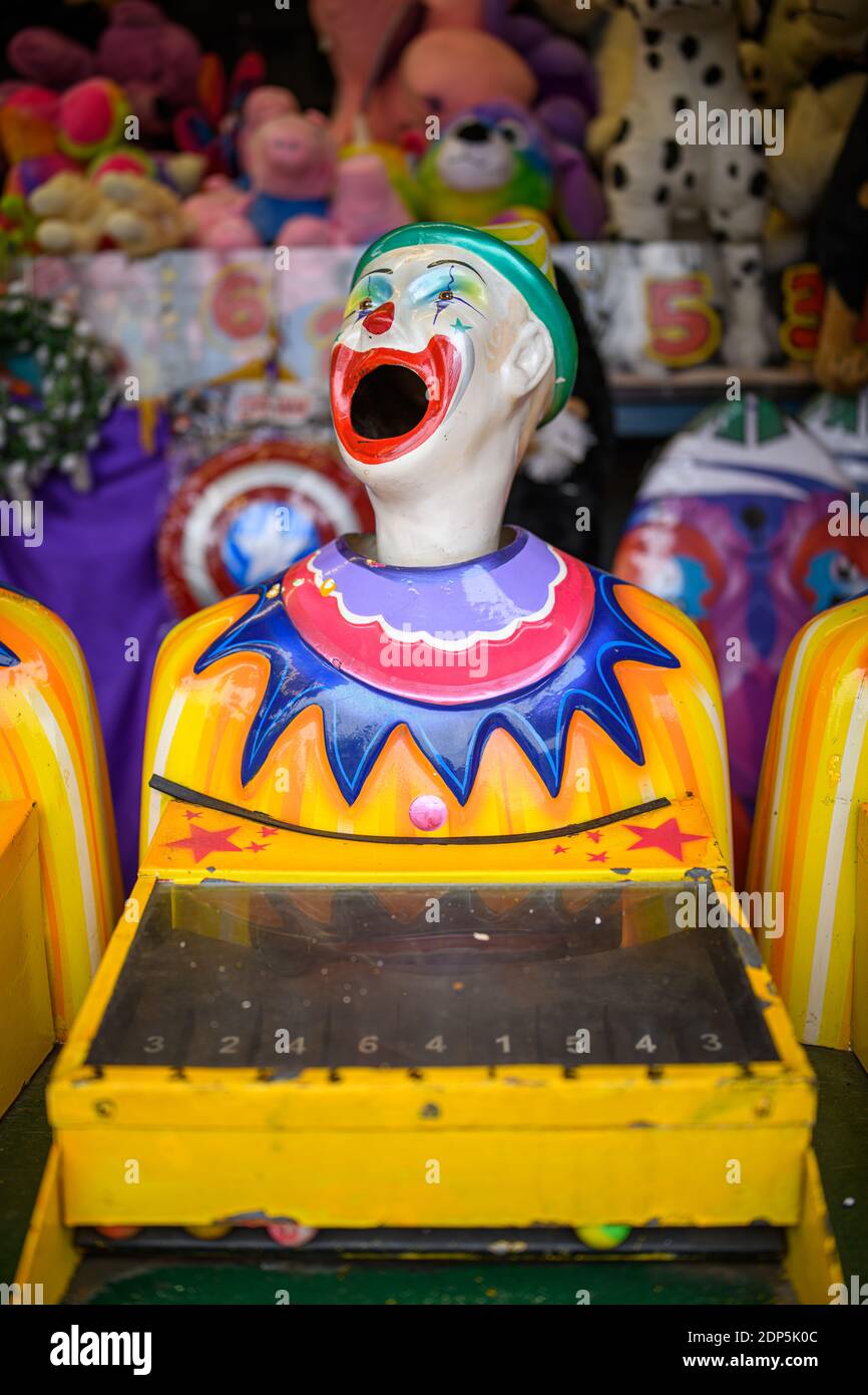 Foto eines lachenden Clowns, das sich von Seite zu dreht Seite Stockfoto