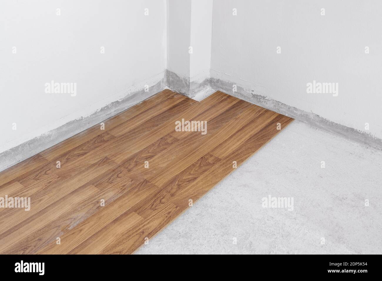 Holzboden Installation und Renovierung, mit Basis Zementboden Stockfoto