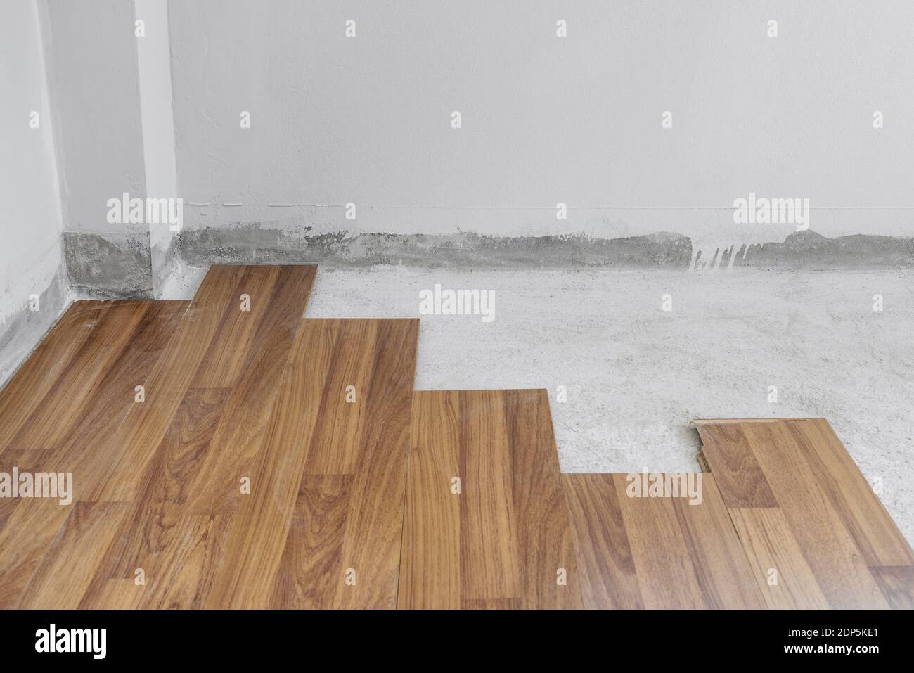 Holzboden Installation und Renovierung, mit Basis Zementboden Stockfoto