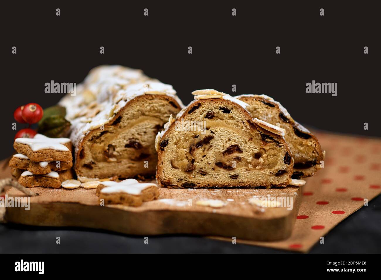 Scheiben deutscher Stollenkuchen, ein Fruchtbrot mit Nüssen, Gewürzen und getrockneten oder kandierten Früchten, überzogen mit Puderzucker traditionell während der CH serviert Stockfoto